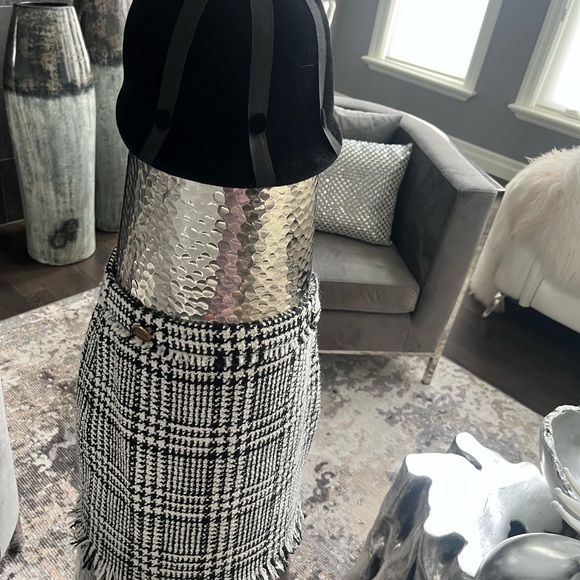 ZARA dressing rich Chanel classy look mini skirt size small 💍👜👡skirt is ZARA - Picture 17 of 17